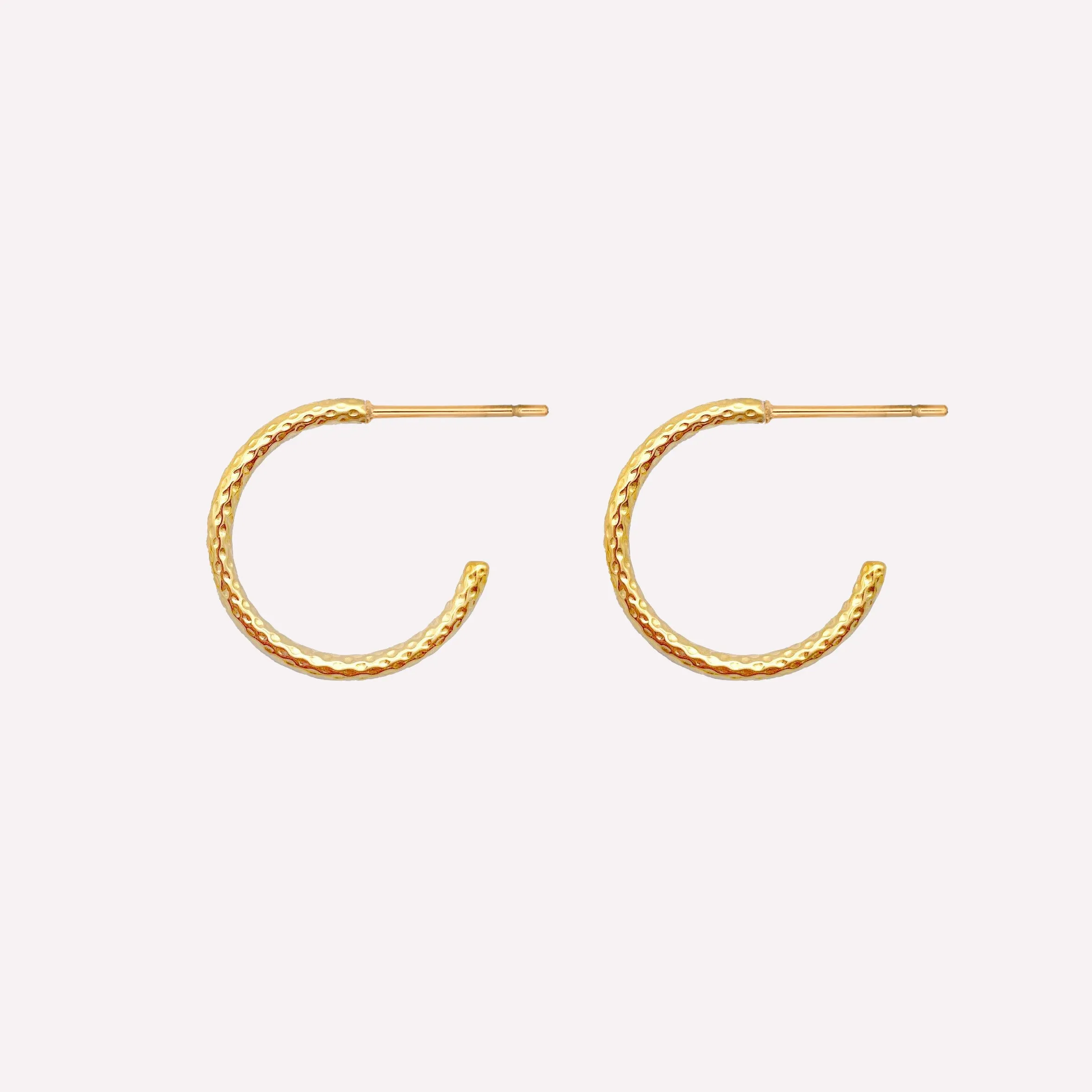 SMALL TEXTURED HOOP EARRINGS IN GOLD